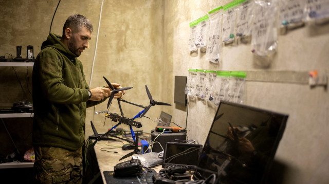 יחידת רחפנים מתכוננת לפריסה בפוקרובסק באוקראינה (צילום: REUTERS/Thomas Peter)