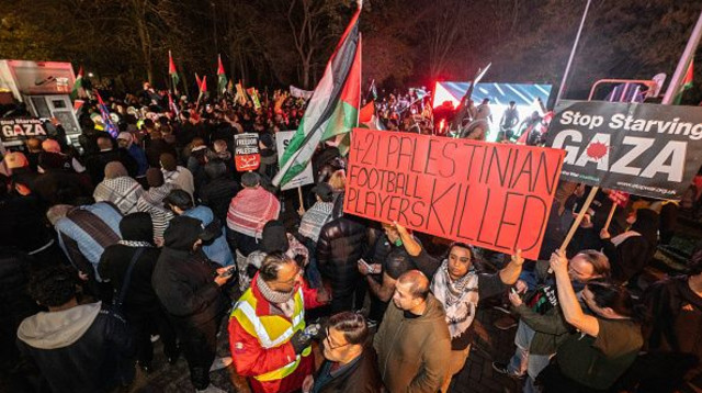 מפגינים פרו פ]לסטינים מחוץ לוילה פארק (צילום: Gettyimages)