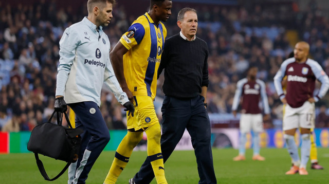 מוחמד עלי קמארה שחקן מכבי תל אביב פצוע (צילום: רויטרס)