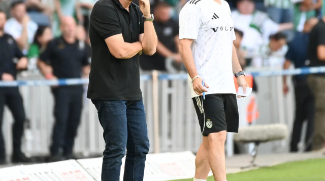 ברק בכר מאמן מכבי חיפה עם עוזרו גיא צרפתי (צילום: ברני ארדוב)