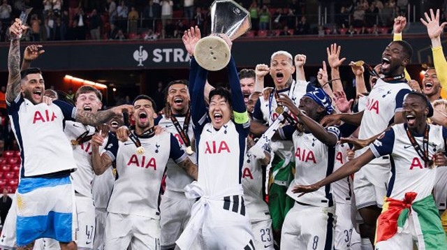 שחקני טוטנהאם חוגגים (צילום: Gettyimages)