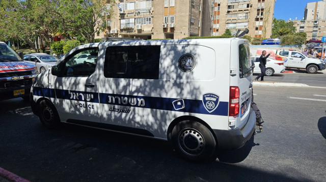 ניידת משטרה בזירת הרצח בבת ים (צילום: דוברות משטרת ישראל)