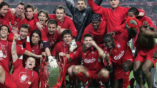 שחקני ליברפול עם גביע ליגת האלופות ב-2005 (צילום: Gettyimages)