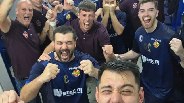 שחקני עירוני רחובות חוגגים (צילום: אתר רשמי, עירוני רחובות)