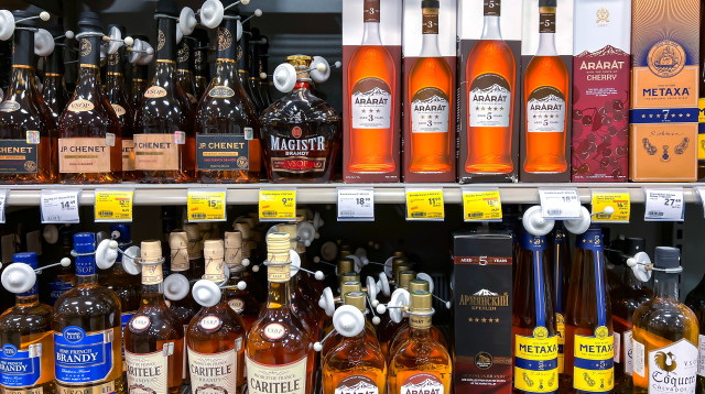 בקבוקי אלכוהול בסופרמרקט בלטביה (צילום: שאטרסטוק)