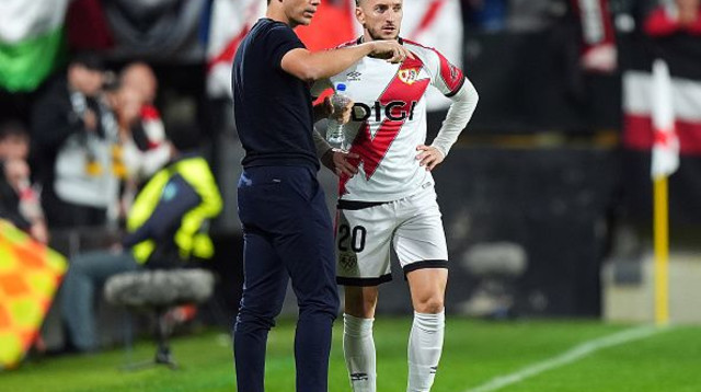 איוון באליו, מגן ראיו וייקאנו לצד מאמנו איניגו פרס (צילום: Gettyimages)