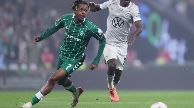 סמואל אמבנגולה שחקן ורדר ברמן לפני סאול קומבדי שחקן וולפסבורג (צילום: GettyImages, Selim Sudheimer)