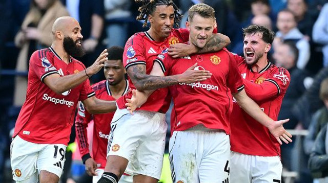 דה ליכט ושחקני מנצ'סטר יונייטד חוגגים (צילום: BEN STANSALL / Contributor)