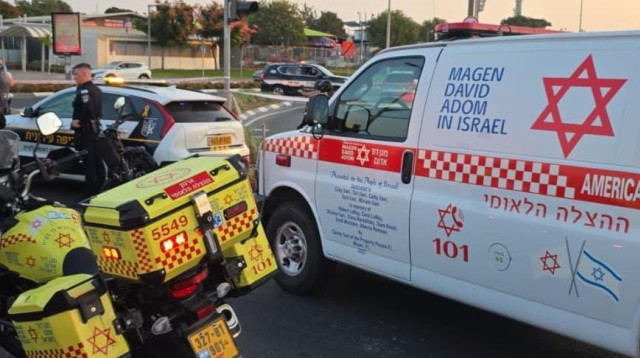 זירת תאונה "פגע וברח" בראשון לציון (צילום: תיעוד מבצעי מד"א)