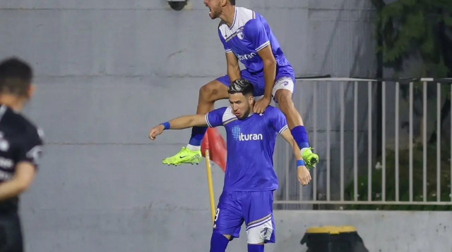 אדריאן אוגריסה חוגג עם מוחמד אבו רומי, עירוני קרית שמונה (צילום: קובי אליהו)