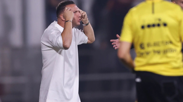 ברק בכר מאמן מכבי חיפה (צילום: מאור אלקסלסי)