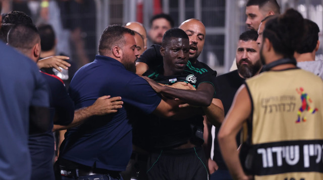 עלי מוחמד שחקן מכבי חיפה בעימות עם אוהדים ואנשי אבטחה של בני סכנין (צילום: מאור אלקסלסי)