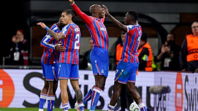 שחקני קריסטל פאלאס חוגגים (צילום: Soccrates Images)