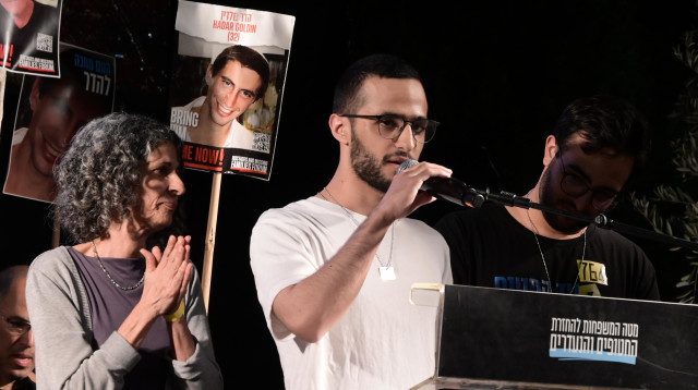 נמרוד כהן נואם בכיכר החטופים (צילום: אבשלום ששוני)