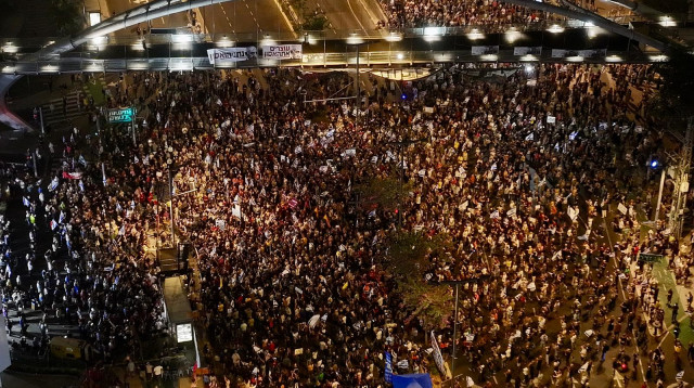 המונים בהפגנה למען הדמוקרטיה בתל אביב (צילום:  אביב אטלס)