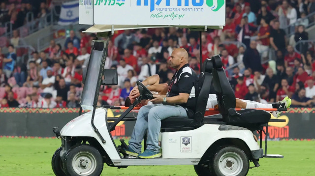 טום בן זקן שחקן מ.ס. אשדוד מפונה לאחר שנפצע (צילום: אודי ציטיאט)