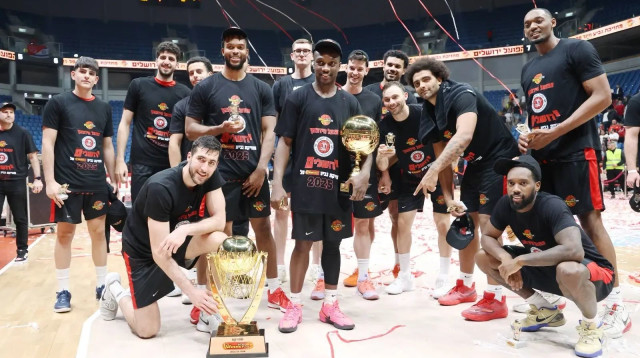 יובל זוסמן לצד קאדין קרינגטון ושחקני הפועל ירושלים אחרי הזכייה בגביע ווינר (צילום: דני מרון)