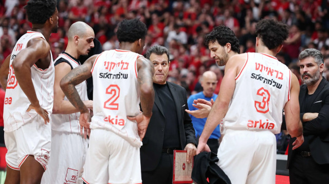 מאמן הפועל תל אביב, דימיטריס איטודיס (צילום: דני מרון)