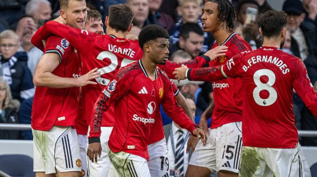 שחקני מנצ'סטר יונייטד חוגגים (צילום: Getty images)