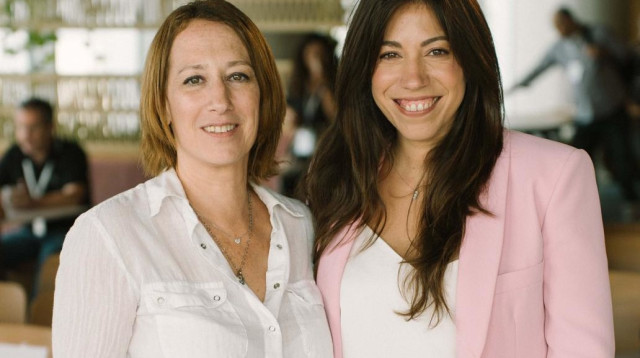 ליסיה בכר-מנוח ועינת וידברג (צילום: מקסים דינשטיין)