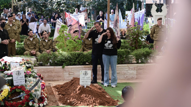 הוריו של איתי חן ז"ל בהלווייתו (צילום: אבשלום ששוני)