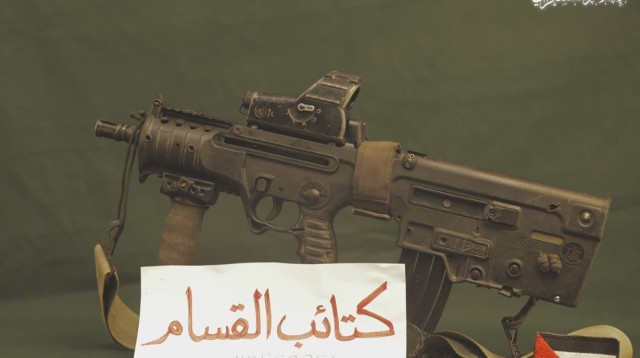 הנשק שחמאס הציג כנשקו של סגן הדר גולדין ז"ל (צילום: רשתות ערביות)