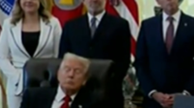 דונלד טראמפ נאבק להישאר ער במשרד הסגלגל (צילום: צילום מסך טוויטר)