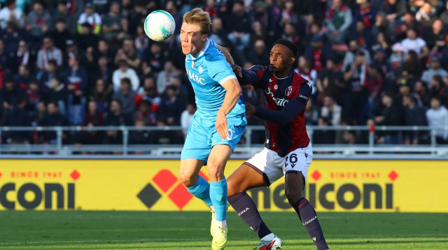 רסמוס הוילונד שחקן נאפולי לפני ג'ון לוקומי שחקן בולוניה (צילום: רויטרס)