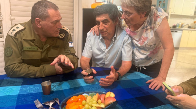 אייל זמיר בבית משפחת גולדין (צילום: דובר צה"ל)