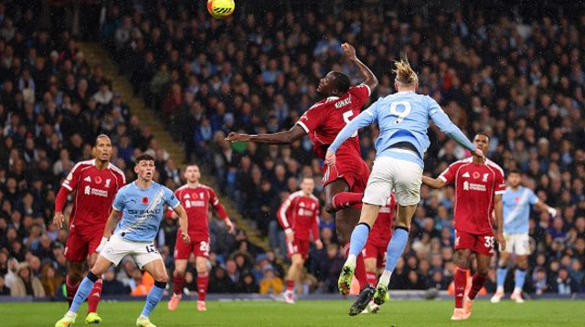 ארלינג הולאנד כובש (צילום: Carl Recine / Staff)