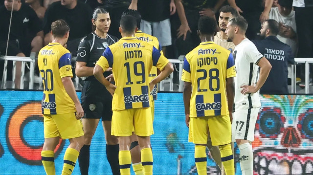 שחקני מכבי תל אביב סביב שופטת המשחק, ספיר ברמן (צילום: דני מרון)