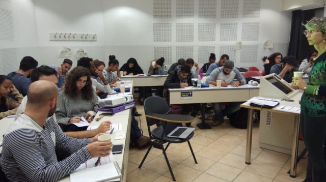 סטודנטים בכיתה במכון פויירשטיין (למצולמים אין קשר לנאמר) (צילום: מכון פויירשטיין)