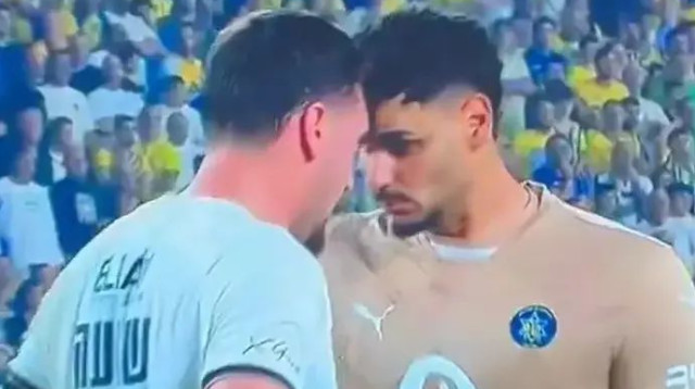 מעבר לסתם הצמדת ראש. משפתי (צילום: צילום מסך, מתוך שידורי הטלוויזיה)