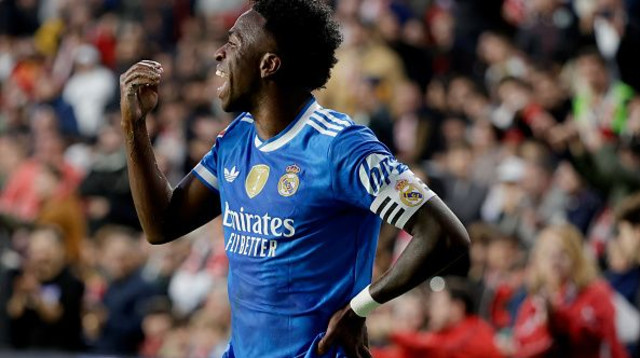 ויניסיוס מתגרה באוהדי ראיו וייקאנו (צילום: Gettyimages)