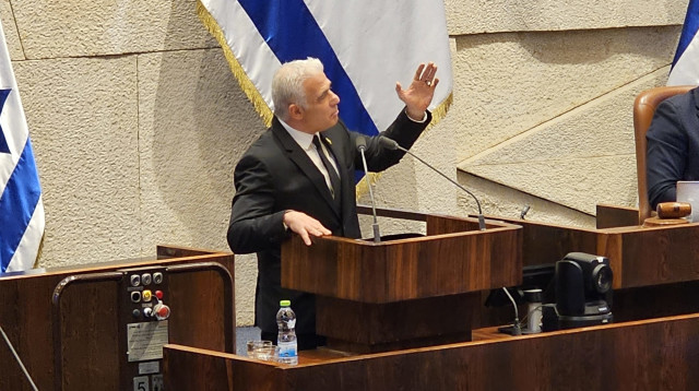 יאיר לפיד במהלך נאומו בדיון 40 חתימות (צילום: אברהם בלוך)