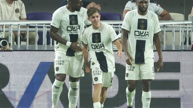 עדי יונה חוגג עם שחקני בית"ר ירושלים (צילום: דני מרון)