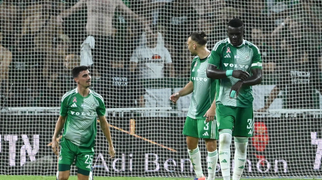 שחקני מכבי חיפה מאוכזבים (צילום: ברני ארדוב)