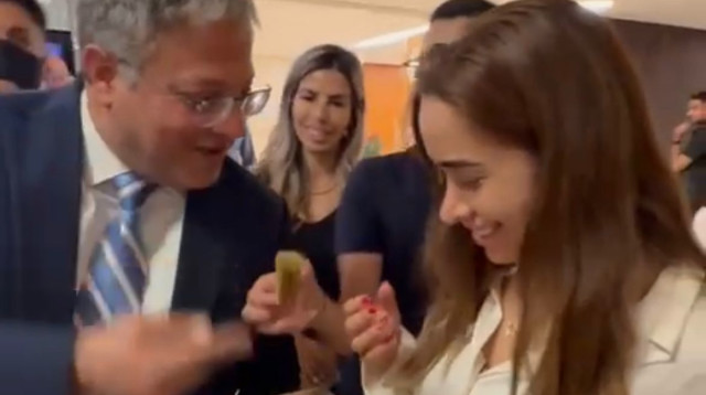 איתמר בן גביר מחלק בקלאוות אחרי שחוק עונש מוות למחבלים עבר בקריאה ראשונה (צילום: ללא קרדיט)