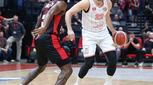 שחקן הפועל תל אביב, ואסילייה מיציץ' (צילום: דני מרון)