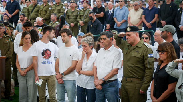 משפחת גולדין בהלווית הדר  (צילום: חיים גולדברג פלאש 90)