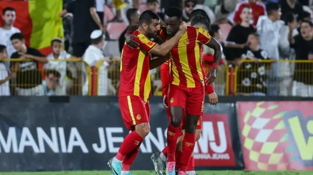 הזר הדומיננטי בליגה. יוג'ין אנסה עם רועי גורדנה (צילום: לירון מולדובן)