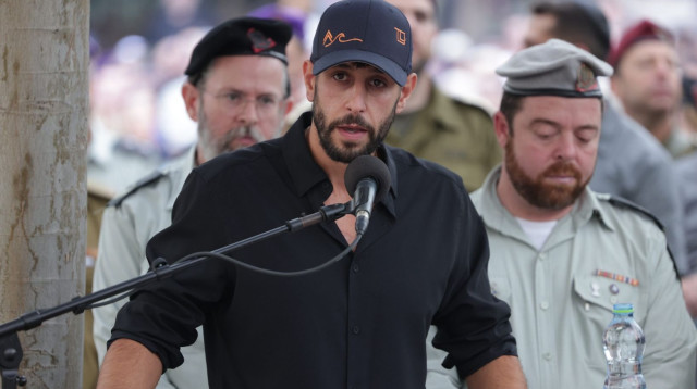 עידן עמדי בהלוויתו של סגן הדר גולדין ז"ל (צילום: אלון גלבוע)