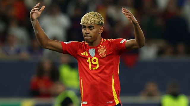 לאמין ימאל במדי נבחרת ספרד (צילום: Alexander Hassenstein / Staff)