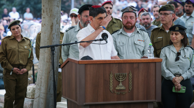 שמחה גולדין מצדיע לבנו הדר בהלוויה (צילום: חיים גולדברג פלאש 90)