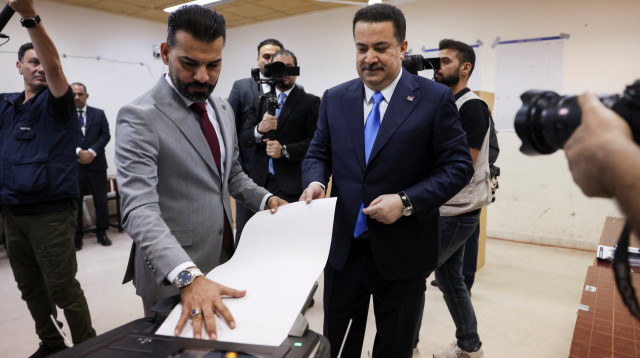 ראש ממשלת עיראק, מוחמד שיא א-סודאני, מצביע בתחנת קלפי (צילום: רויטרס)