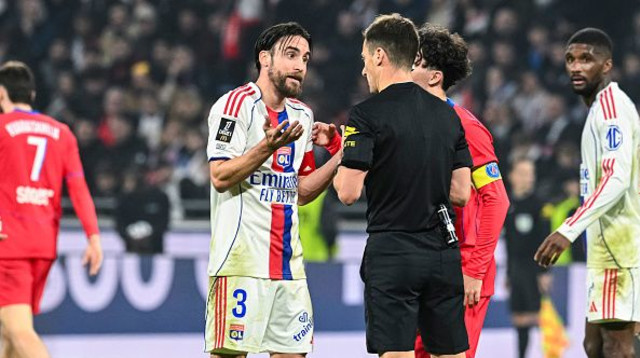 שחקני ליון בטענות כלפי השיפוט (צילום: Eurasia Sport Images / Contributor)