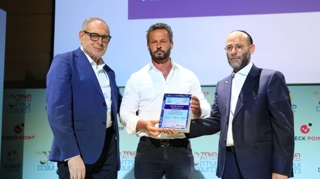 ברוך שיינברג, בקבלת אות הוקרה מהיו"ר והמייסד יוסי ערבליך ונשיא הארגון פרופ' יוסי פרס (צילום: באדיבות המצולם)