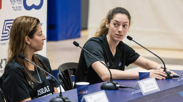 הקפטנית עדן רוטברג, המאמנת שירה העליון נבחרת ישראל כדורסל נשים (צילום: דני מרון)