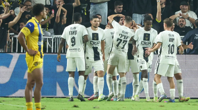 שחקני בית"ר ירושלים חוגגים (צילום: דני מרון)