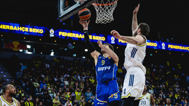 רומן סורקין, שחקן מכבי תל אביב נגד פנרבחצ'ה במינכן (צילום: אתר רשמי, Begum Unal)